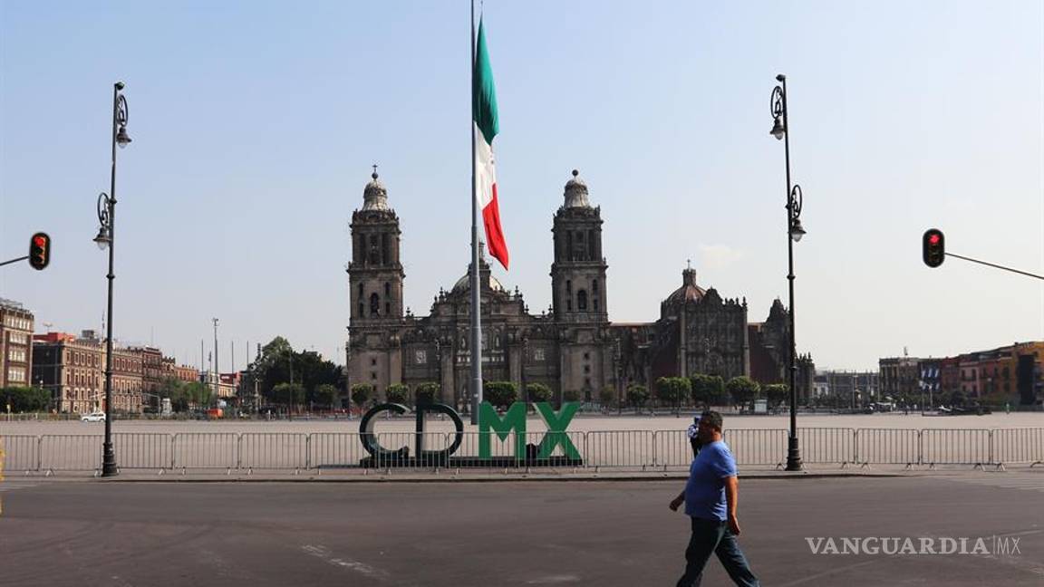 $!Coronavirus: El emblemático Zócalo de Ciudad de la CDMX luce desértico por el COVID-19