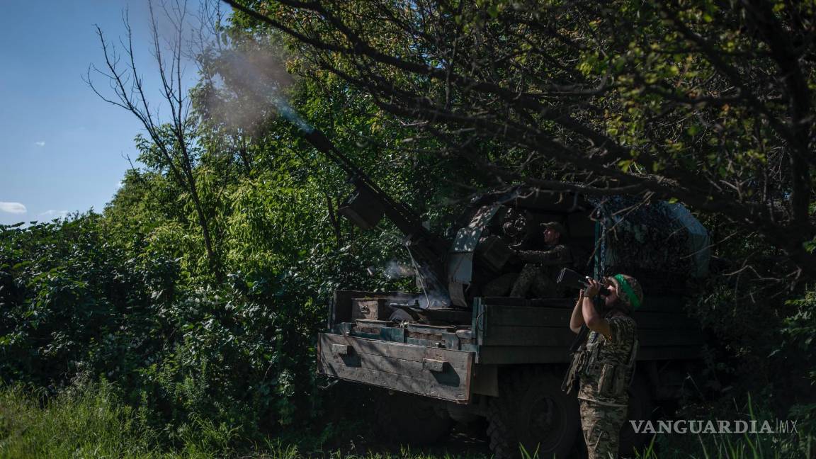 $!Soldados ucranianos disparan contra el objetivo aéreo ruso en la línea del frente cerca de Bakhmut, en la región de Donetsk, Ucrania.