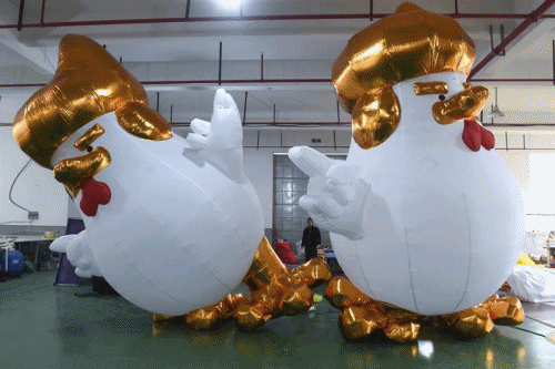 $!China se prepara para Año del Gallo con pollos inflables inspirados en Trump