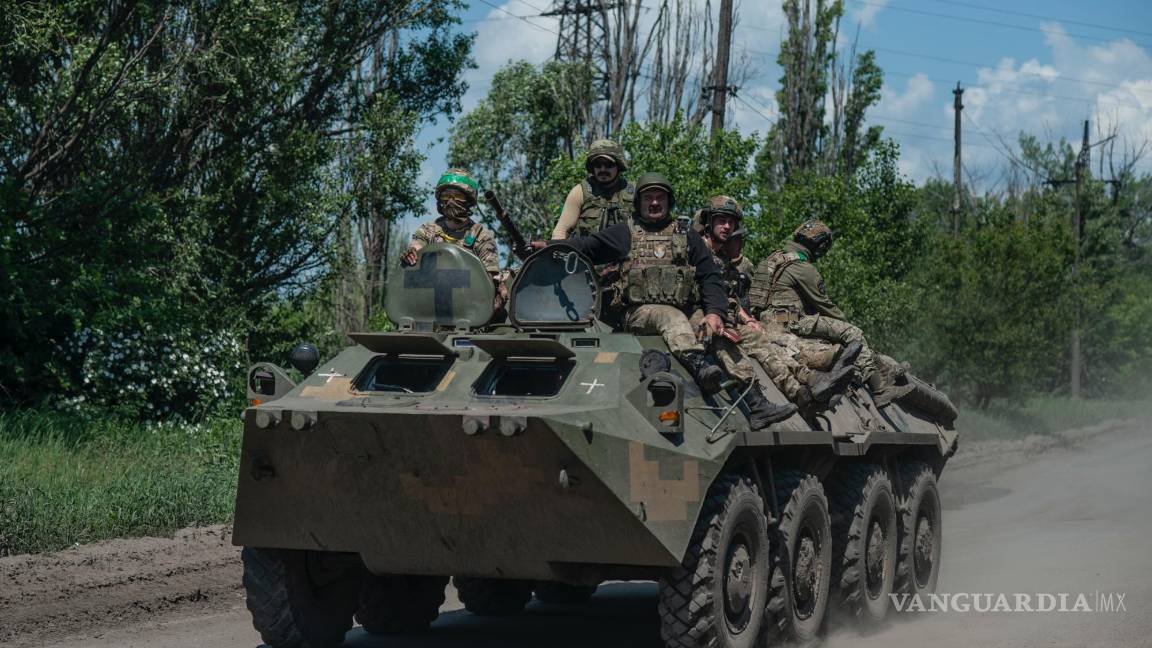 $!Soldados ucranianos a bordo de un tanque en la línea de frente cerca de Bájmut, Ucrania.