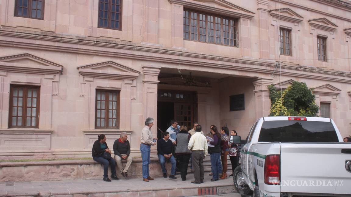 $!Cierran Alcaldía de Parras para impedir embargo de bienes