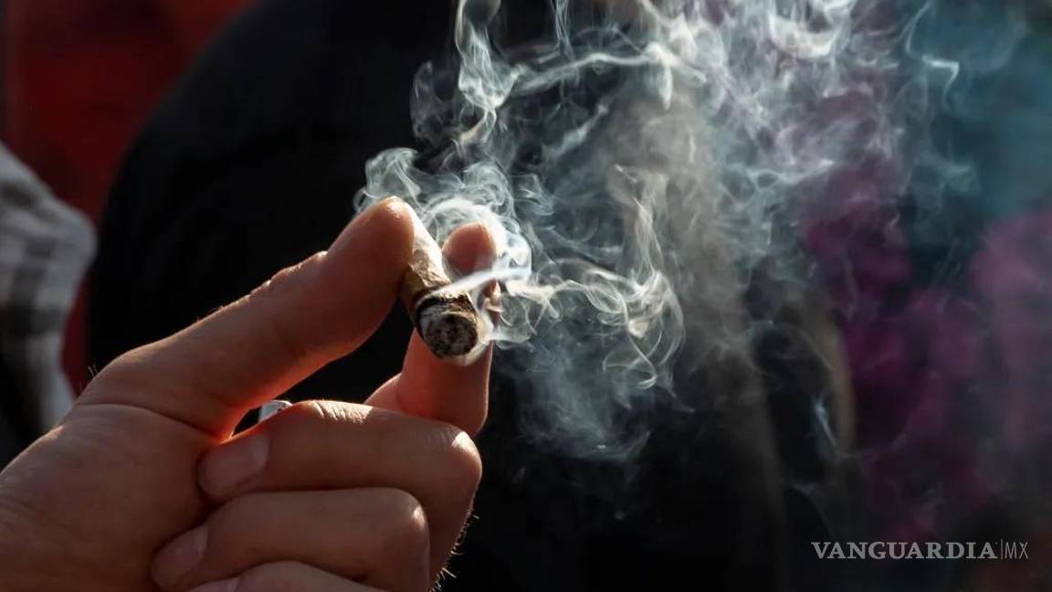 $!Vista de una persona que fuma un cigarrillo de cannabis en Estados Unidos.