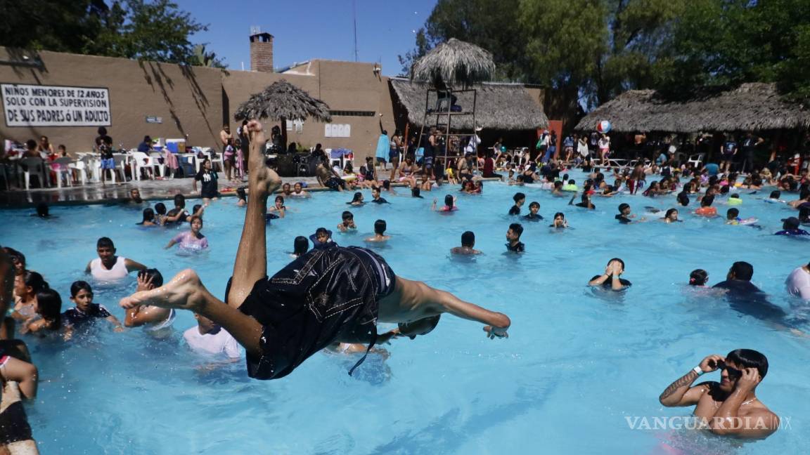 $!Los visitantes de los centros acuáticos fueron supervisados por personal de seguridad privada para asegurar el cumplimiento de las normas de convivencia y seguridad.