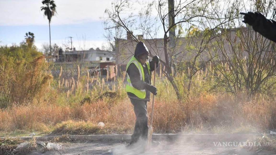 Llega a Granjas del Río ‘ola monclovense’, retiran maleza para prevenir incendios