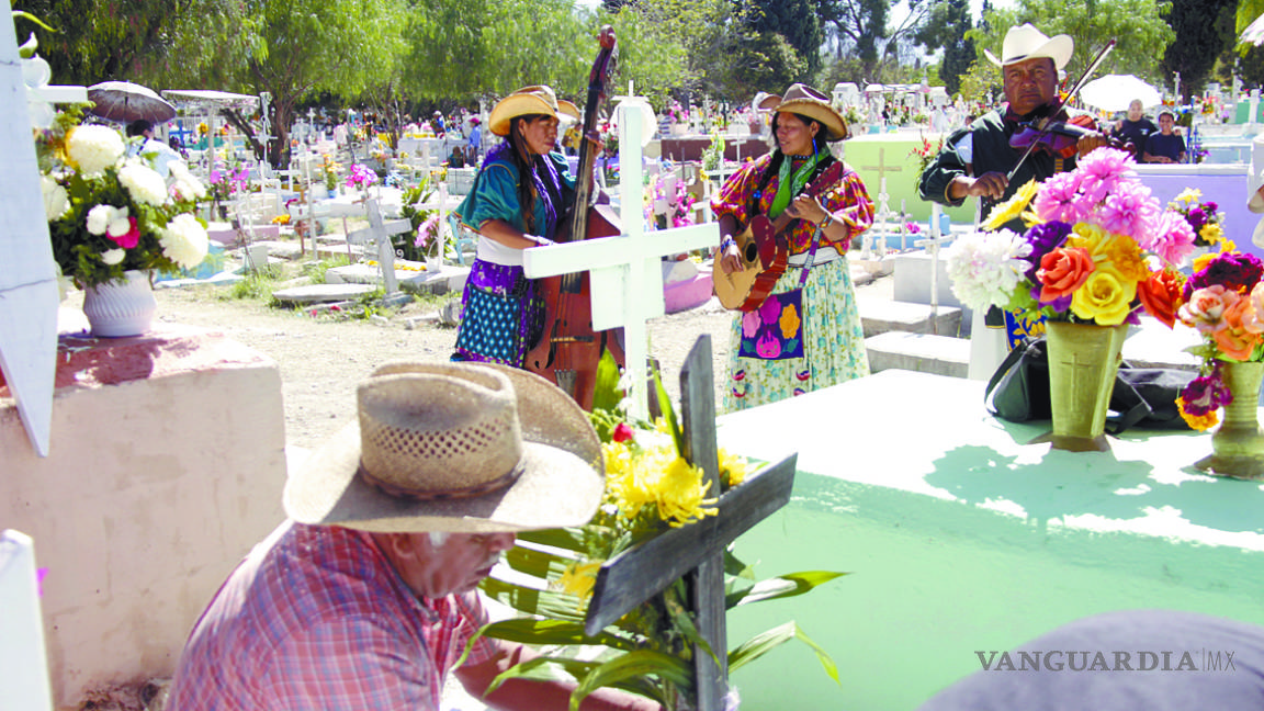 Viven saltillenses la fiesta de los muertos