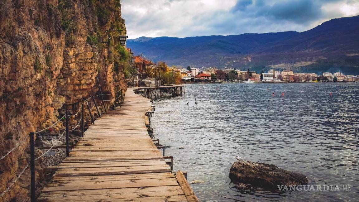 $!Sendero que bordea el lago Ohrid.