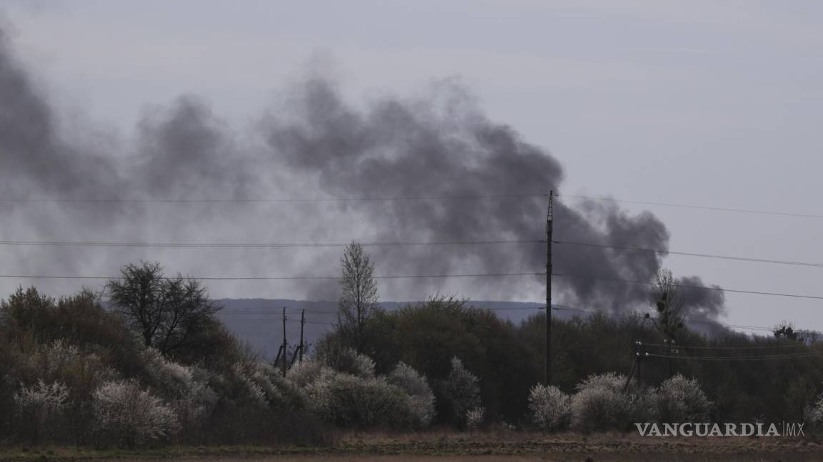 Rusia ataca red ferroviaria y una refinería en Ucrania, dañado infraestructura crucial