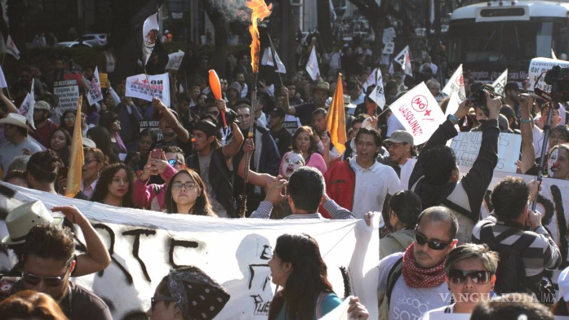 Marchan universitarios y sociedad civil contra gasolinazo en la CDMX