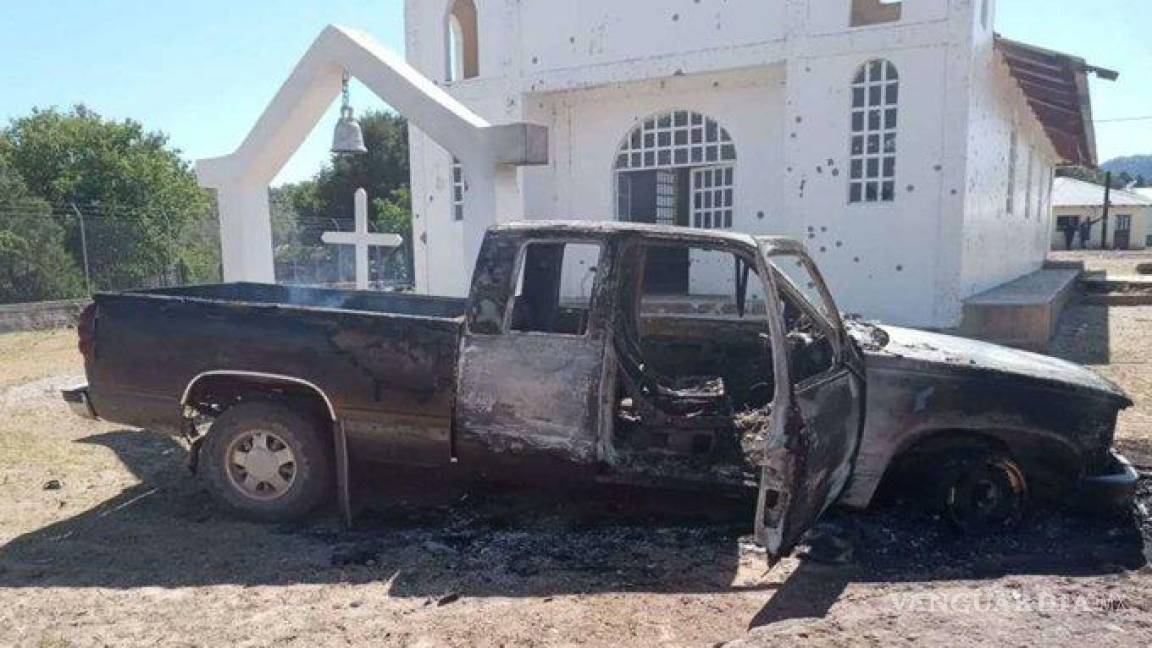 En Chihuahua, sicarios desatan balacera contra una iglesia, decapitan a un hombre y queman camioneta