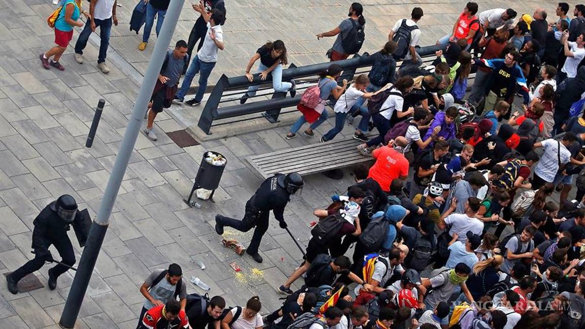 $!Catalanes toman las calles y colapsan el aeropuerto de Barcelona
