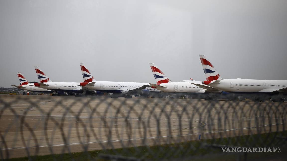 $!Aviones de British Airways en el aeropuerto de Heathrow. El aeropuerto cerró debido a un incendio en una subestación eléctrica que abastece al aeropuerto.