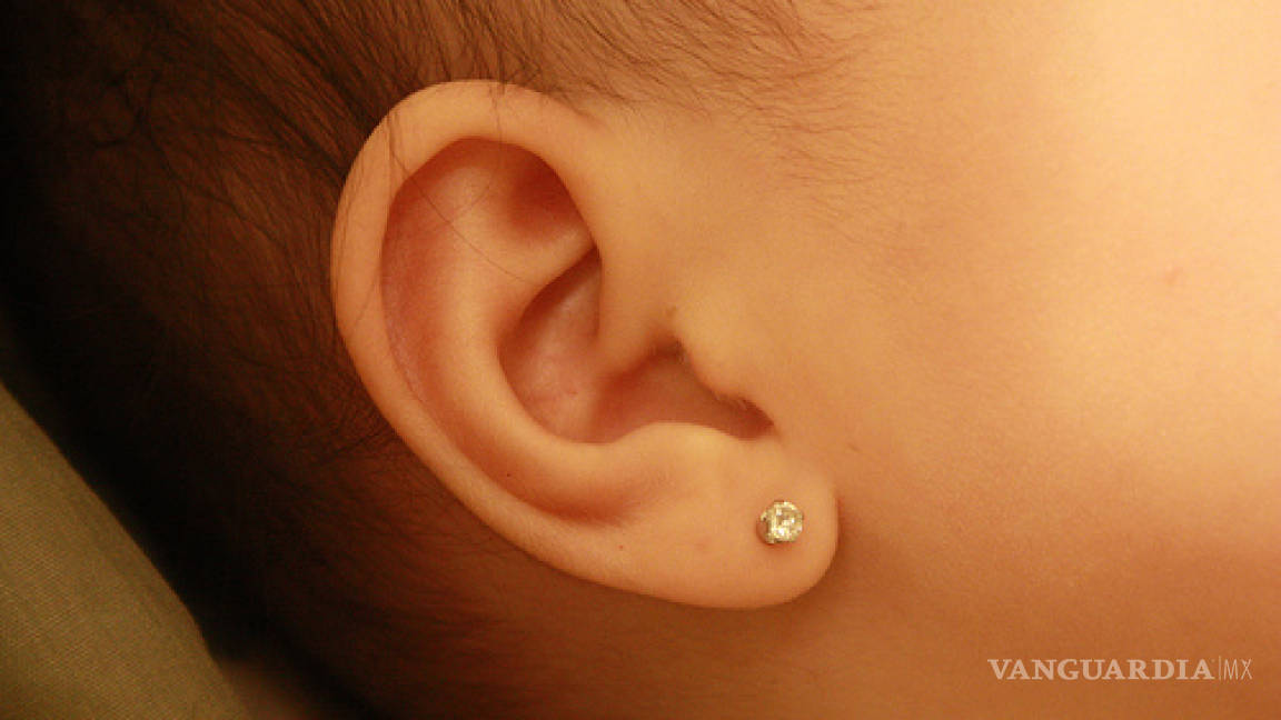 ¿Por qué no deberías ponerle perforar las orejas de tu recién nacida?