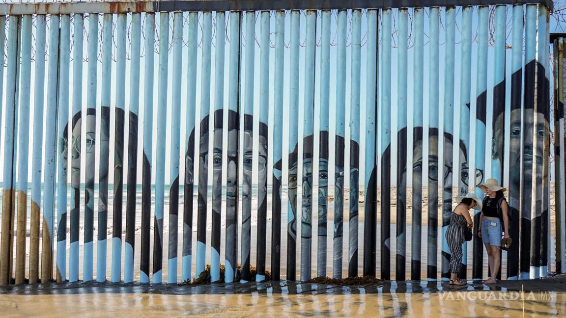 Rostros de deportados se inmortalizan en el Mural de Playas de Tijuana