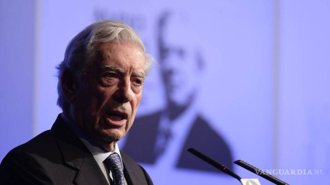 El escritor que vive en democracia puede despreciar la política: Vargas Llosa