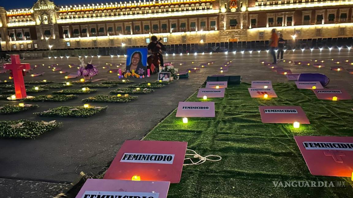 $!Aspectos de la velada que se realiza en el Zócalo capitalino para exigir justicia por las mujeres desaparecidas y victimas de feminicidios.