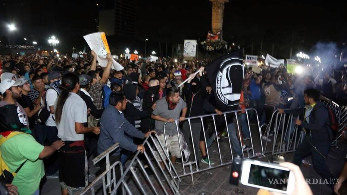 $!32 detenidos y 6 lesionados es el saldo final por protestas en Nuevo León