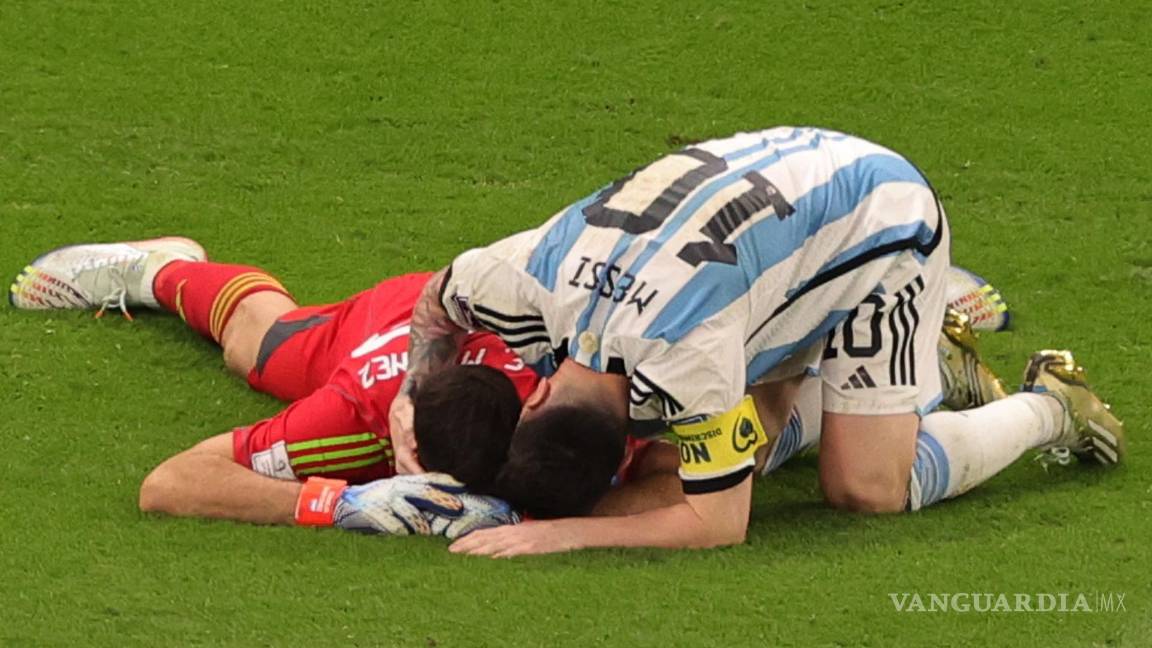 $!Messi y Martínez tras finalizar la tanda de penales y clasificar a semifinales.