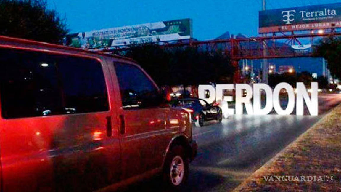 Joven bloquea avenida en Monterrey para pedir perdón a su novia