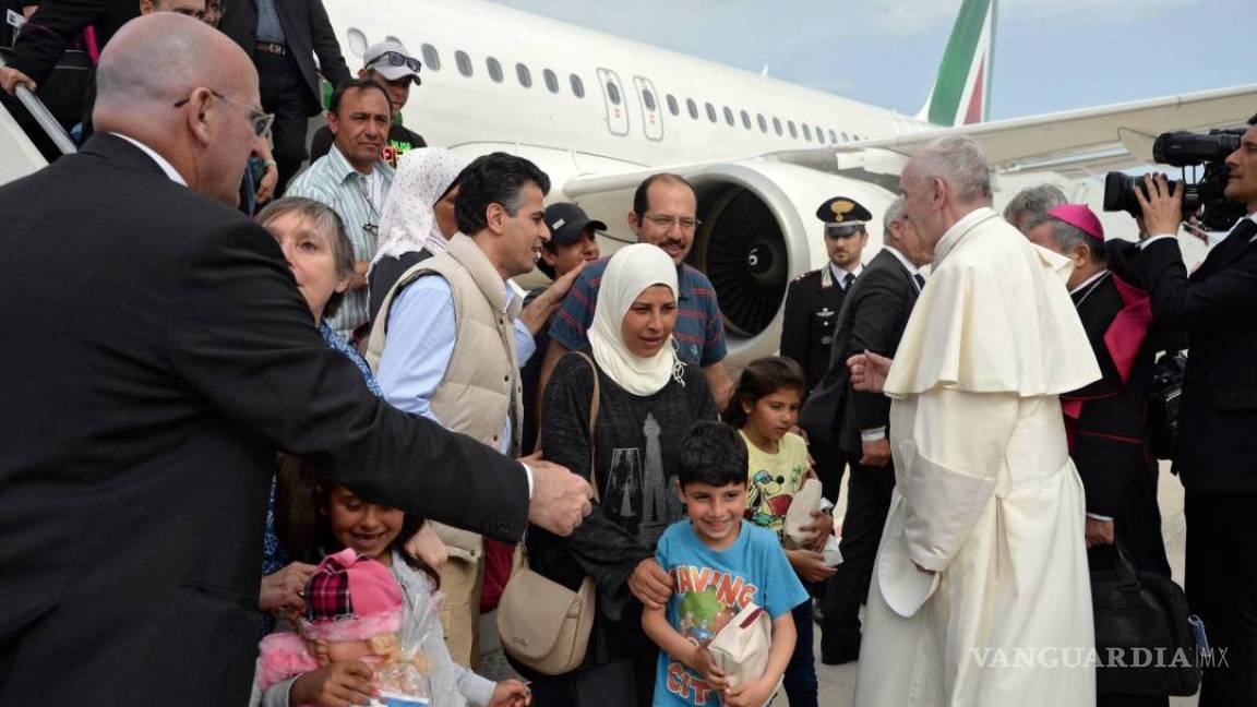 Papa Francisco se lleva a Roma a doce refugiados