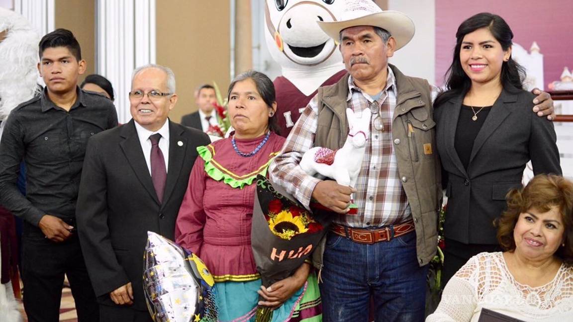 $!Foto de padres en la graduación de su hija de la universidad conmueve a las redes sociales