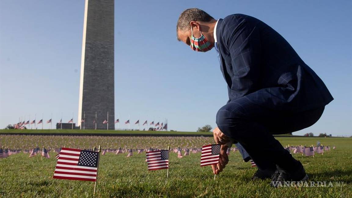 $!Miles de banderas de EU lloran a las 200 mil personas muertas por COVID-19 (fotogalería)