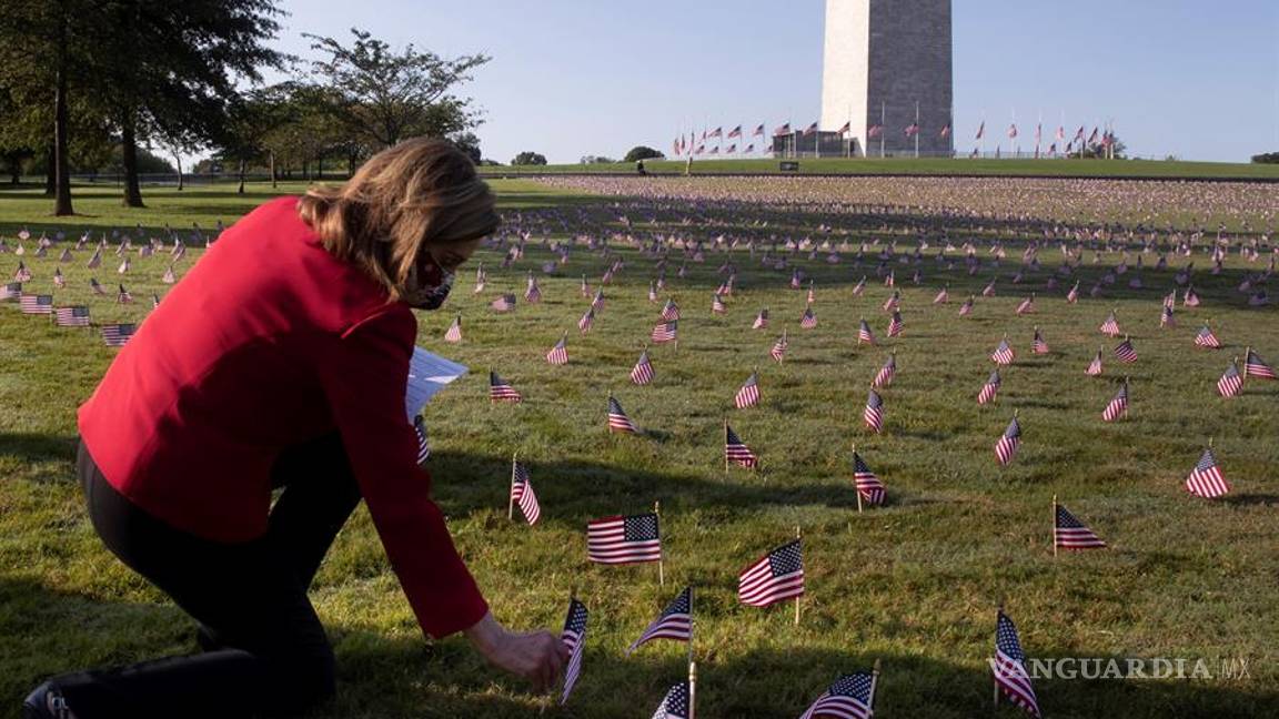 $!Miles de banderas de EU lloran a las 200 mil personas muertas por COVID-19 (fotogalería)