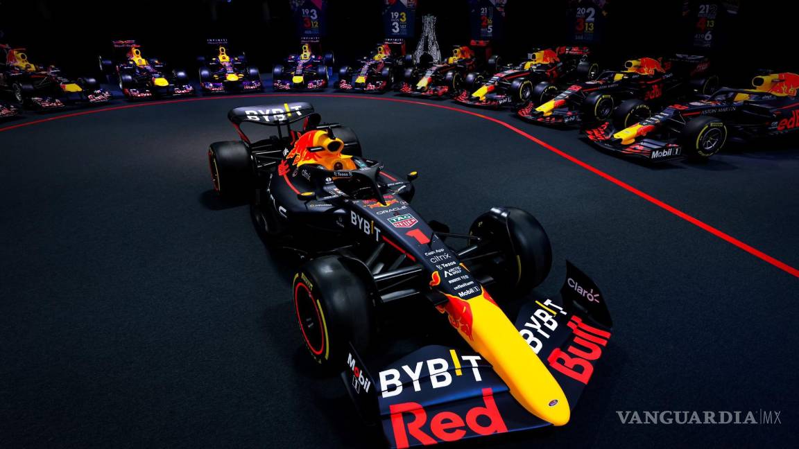 $!El RB18 será el nuevo coche con el que el campeón Max Verstappen y el mexicano Checo Pérez correrán esta temporada.