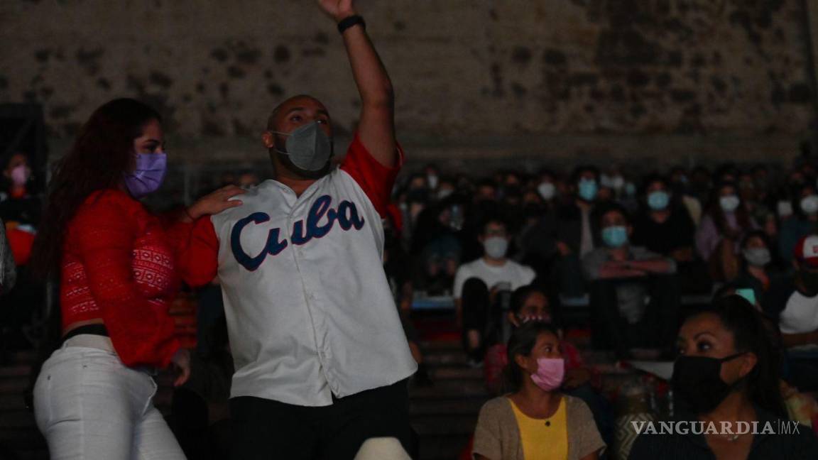 $!Personas de origen cubano bailan al ritmo de Los Vam Vam durante la inauguración del Festival Cervantino. Cuartoscuro/Daniel Augusto