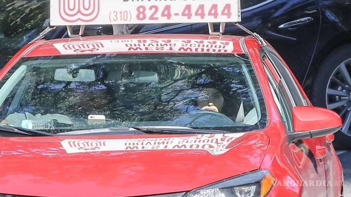 $!Irina Shayk: Un 'angel' toma clases de manejo... embarazada