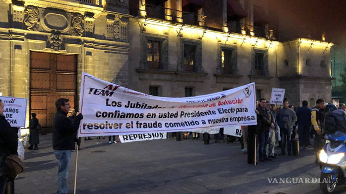 Ante protestas, AMLO acusa a Fox y Calderón de vender empresas de aviación
