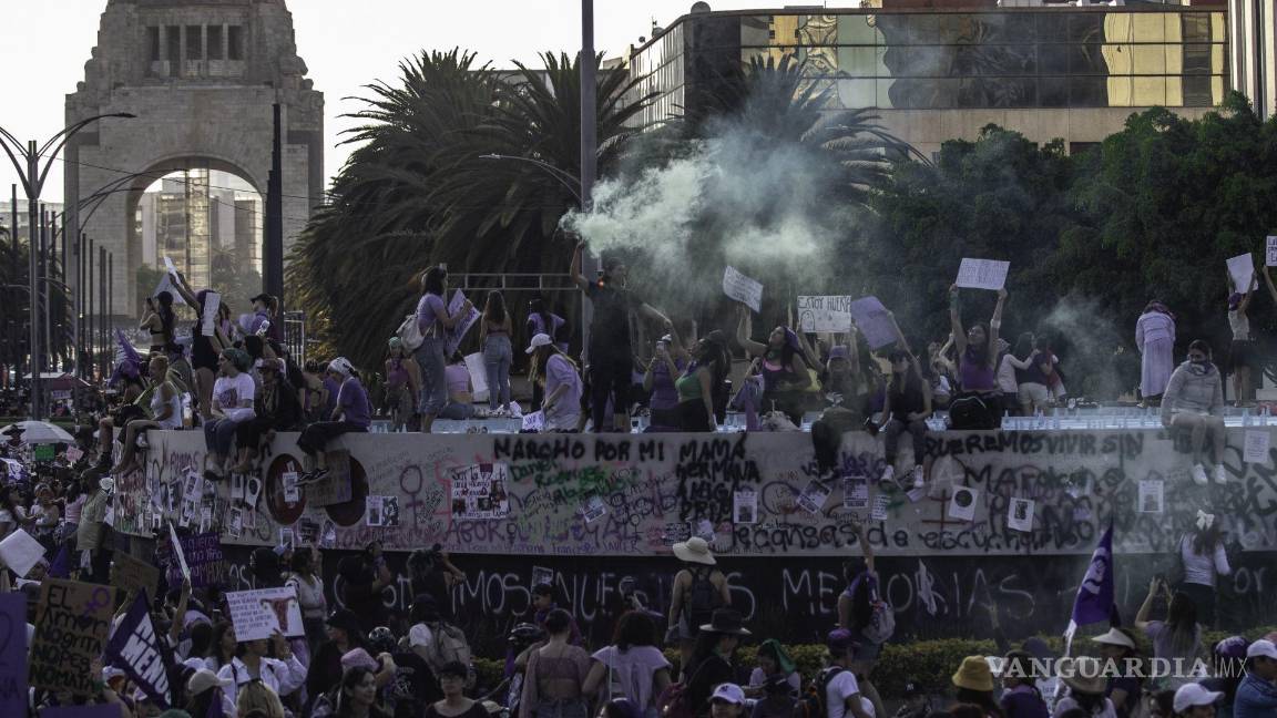 $!Miles de mujeres partieron de distintos puntos de la ciudad para marchar rumbo a la plancha del Zócalo Capitalino con el fin de exigir que cese la violencia de género.