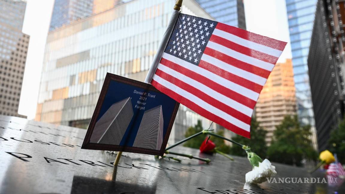 $!Una bandera estadounidense colocada junto con una foto de las Torres Gemelas y el nombre de Daniel P. Trant, un comerciante de bonos de Cantor Fitzgerald que murió durante el 11 de septiembre de 2001. EFE/EPA/Anthony Behar