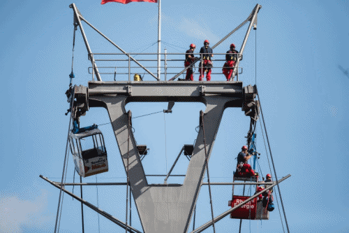 $!Rescatan a 65 personas atrapadas en un teleférico en Alemania