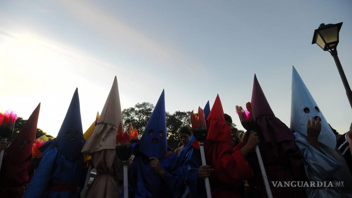 $!Vista de varios niños que participan en la Procesión del Fogaréu en Goias (Brasil) realizada anualmente los miércoles santos.