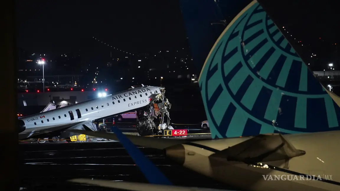 $!Avión de Air Canada choca con camión de bomberos en Aeropuerto LaGuardia en Nueva York; mueren dos pilotos