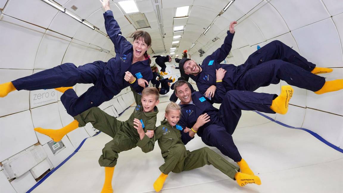 $!Unas personas mientras disfrutan un momento de gravedad cero a bordo del avión G-Force One. EFE/Al Powers/Zero Gravity Corporation