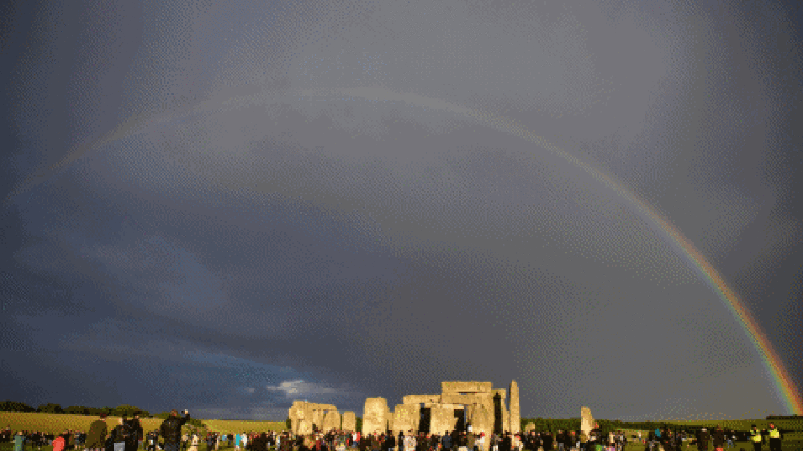 $!En Stonehenge se congrega miles de personas para recibir el solsticio de verano