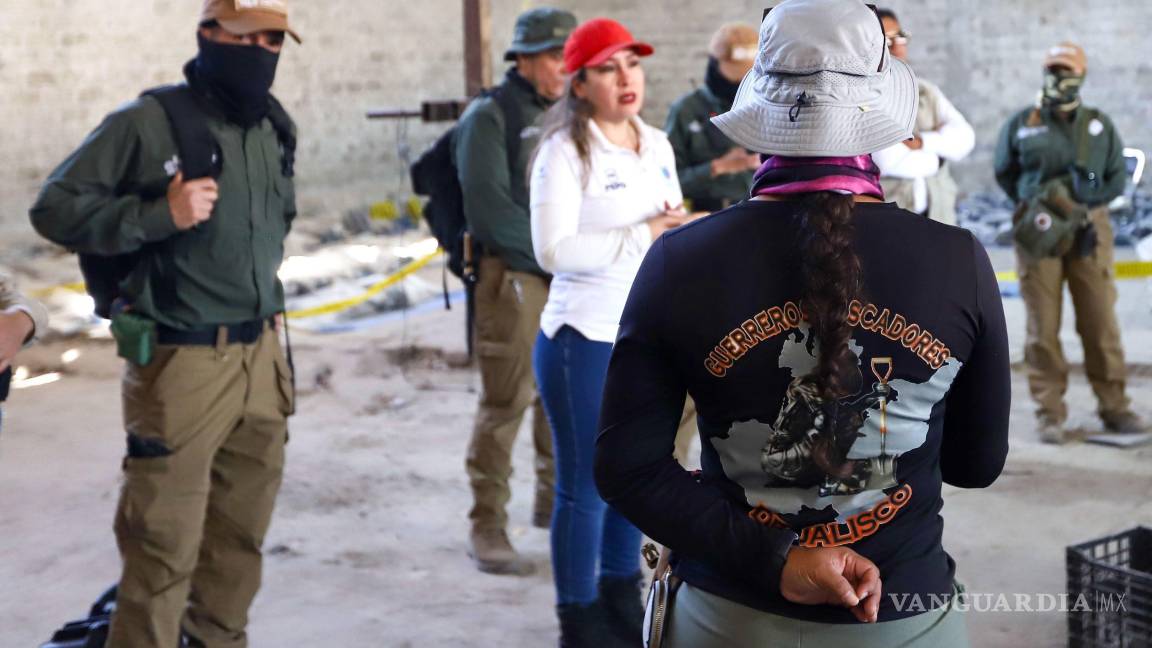 $!La fiscalía de jalisco no ha precisado un número exactos de víctimas que pudieron ser asesinados en este predio, pero se cuentan por decenas los pares de zapatos y ropa que están ahí abandonados, y que vislumbra el número de todas las personas que en algún momento habitaron el lugar