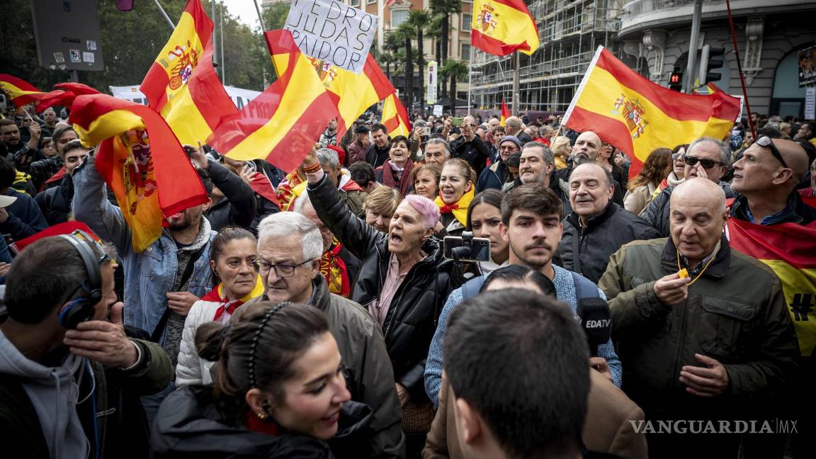 $!Opositores a la investidura del líder socialista Pedro Sánchez se manifiestan en los alrededores del Congreso de Diputados.