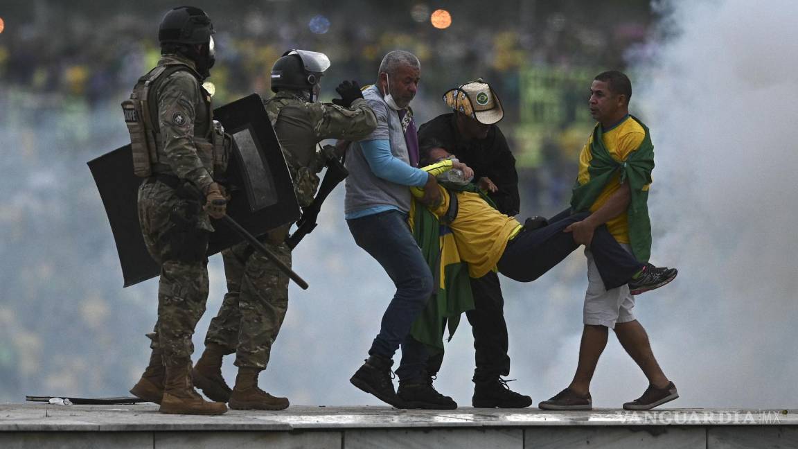 $!Policías enfrentan a seguidores del expresidente brasileño Jair Bolsonaro en Brasilia, Brasil.