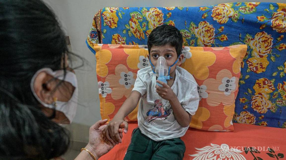 $!Shwetha Sree, a la izquierda, con su hijo Vihaan, de 5 años, que tiene fibrosis quística, en Hyderabad, India.