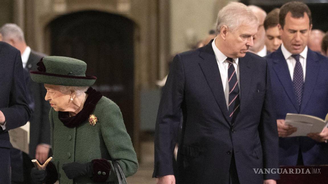 En ceremonia en homenaje al duque de Edimburgo Isabel II exhibe su apoyo al príncipe Andrés