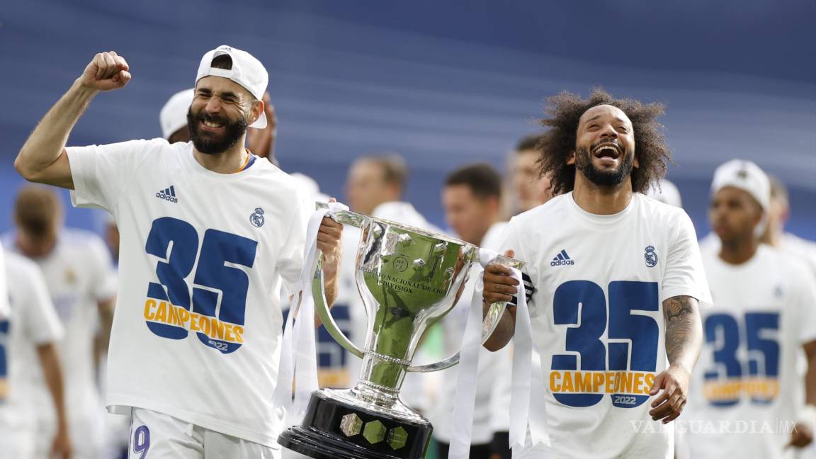 $!Los jugadores del Real Madrid Karim Benzemá (i) y Marcelo Vieira celebran en el estadio Santiago Bernabéu, en Madrid.