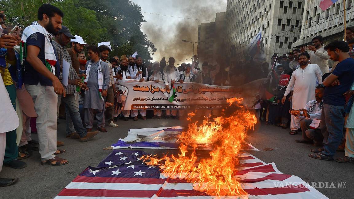 $!Los manifestantes queman una bandera estadounidense y otra israelí durante una protesta contra Israel en solidaridad con el pueblo palestino en Karachi, Pakistán.