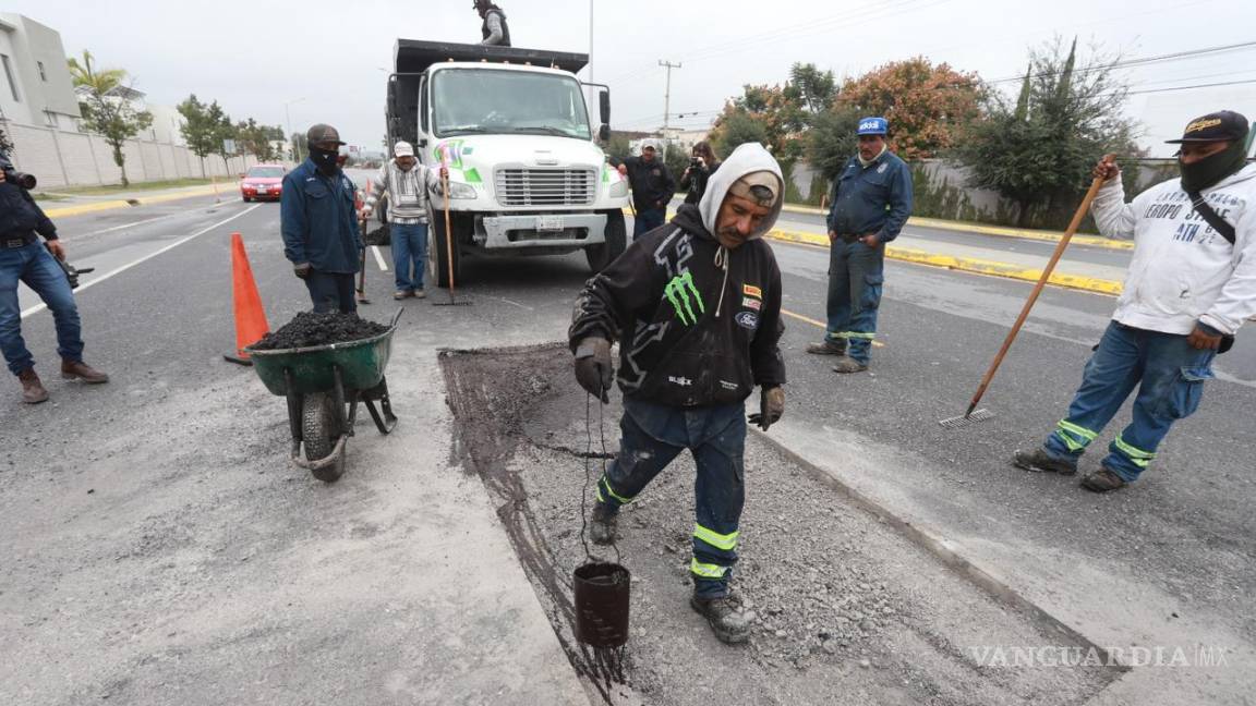 Intensifican en Saltillo labores de bacheo