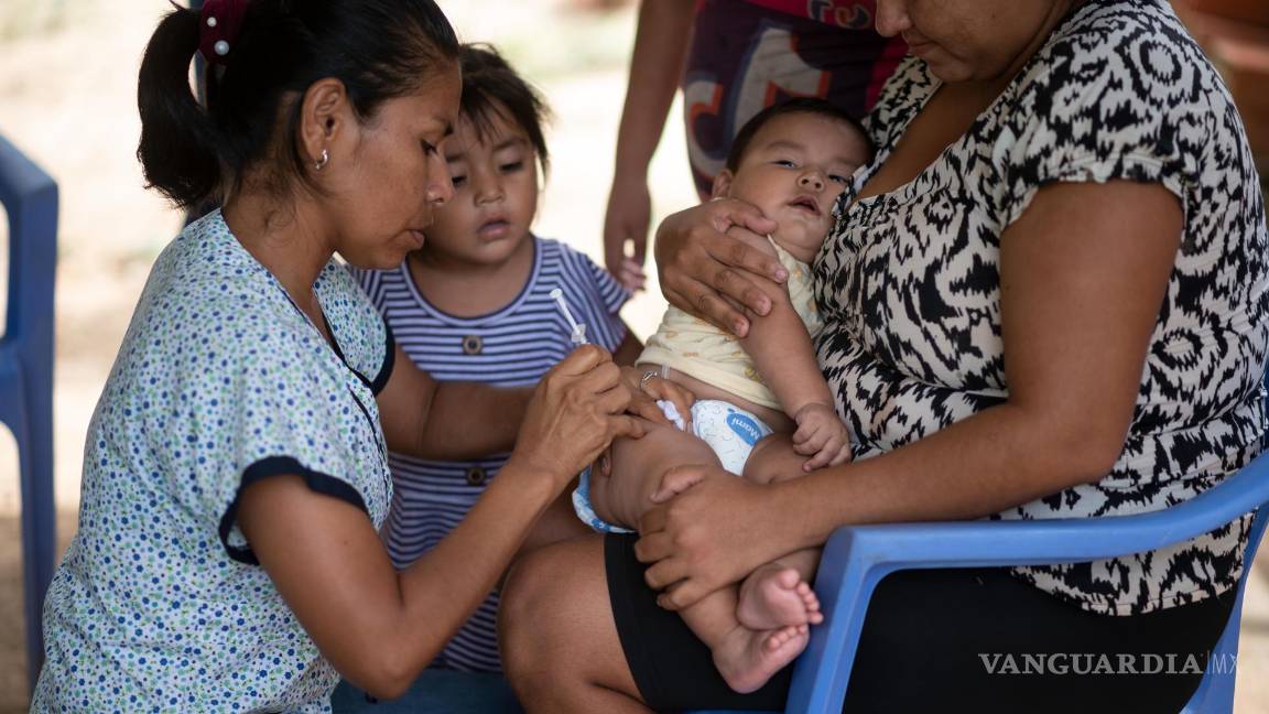 $!15 de diciembre de 2022. La enfermera Mercedes Parada administra una vacuna a Ciro, de 7 meses, durante una visita del equipo de inmunización en Litoral. Bolivia.