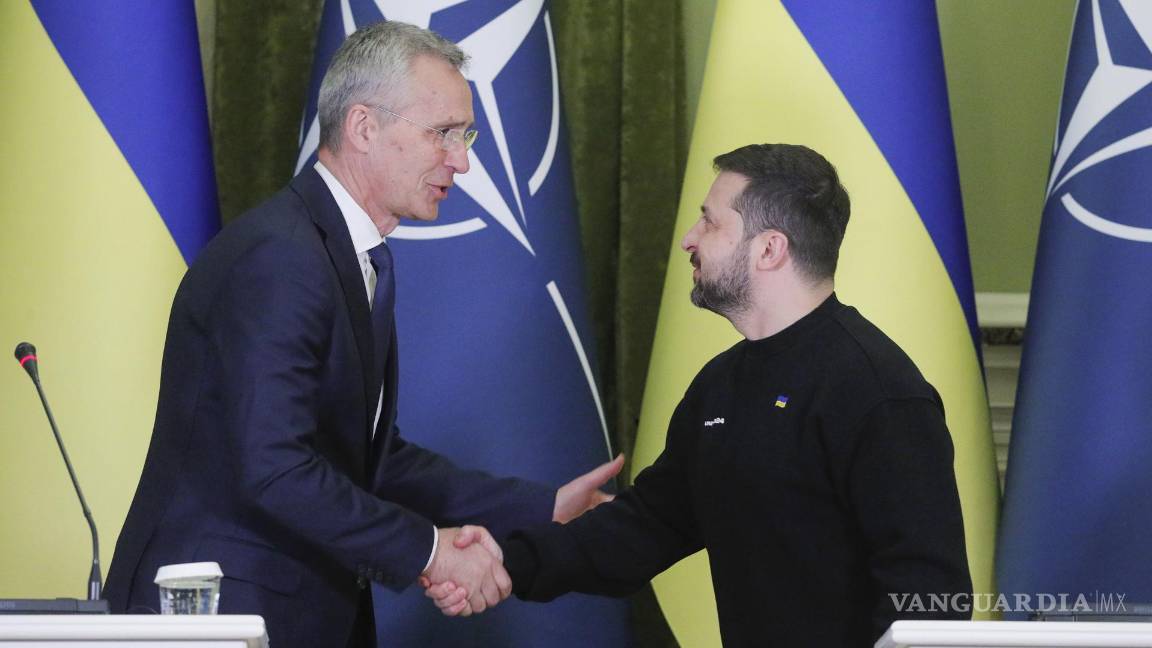 $!El presidente de Ucrania, Volodímir Zelenski (d), y el secretario general de la OTAN, Jens Stoltenberg (i), en conferencia de prensa en Kiev, Ucrania.