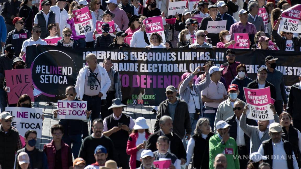 $!Decenas de personas marchan en defensa defensa del INE y contra la polémica reforma electoral que impulsa Andrés Manuel López Obrador en Monterrey.