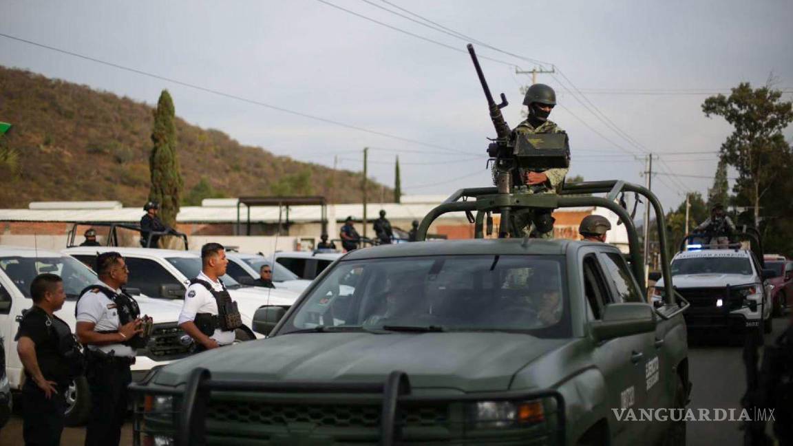 Levantan bloqueos carreteros en Chiapas; acuden dos mil habitantes vestidos de blanco