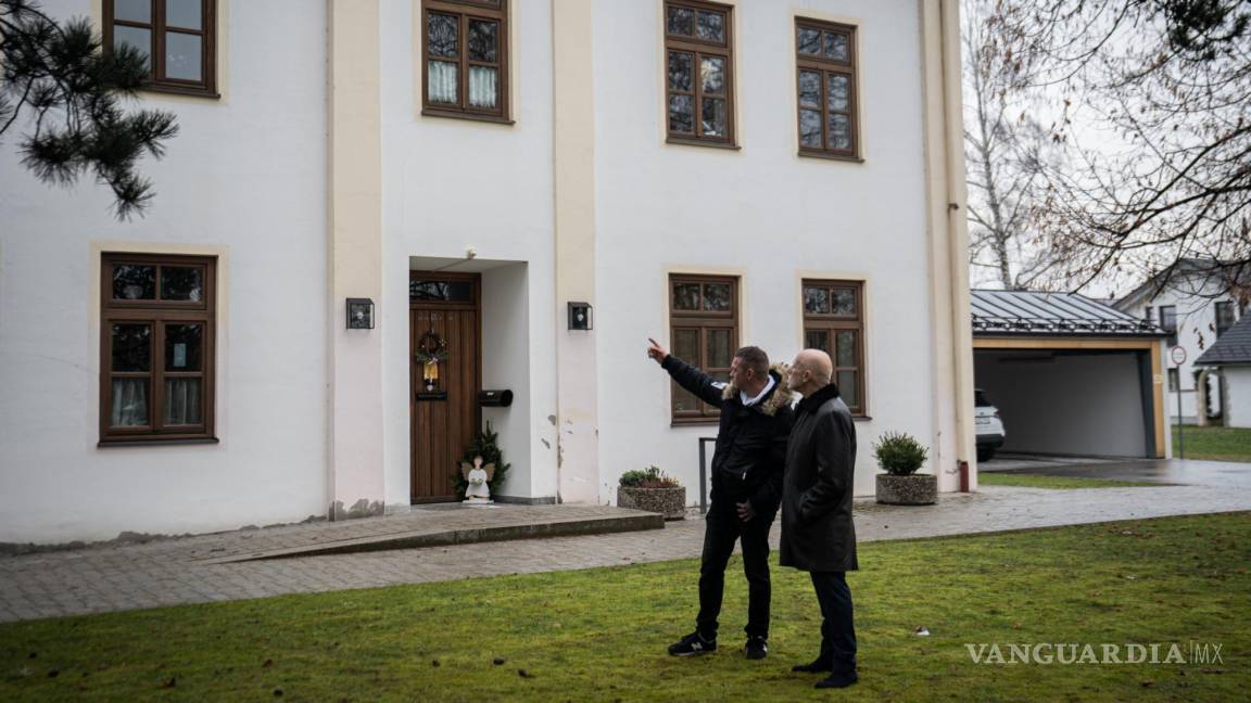 $!Andreas Perr, a la izquierda, y su abogado afuera del edificio de la iglesia donde Perr fue abusado sexualmente por un sacerdote cuando tenía 12 años, en Garching, Alemania. 3 de enero de 2023.